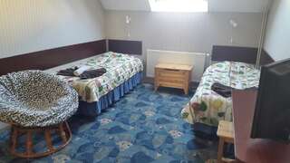Отель Terve Hostel Пярну Трехместный номер с основными удобствами и общей ванной комнатой-1