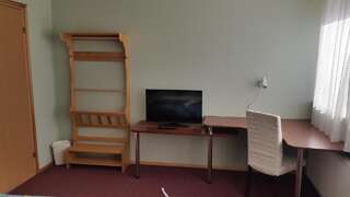 Отель Terve Hostel Пярну Двухместный номер с 1 кроватью или 2 отдельными кроватями, общая ванная комната-2