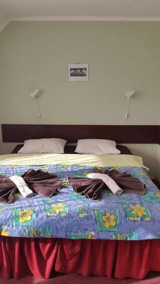 Отель Terve Hostel Пярну Двухместный номер с 1 кроватью или 2 отдельными кроватями, общая ванная комната-3